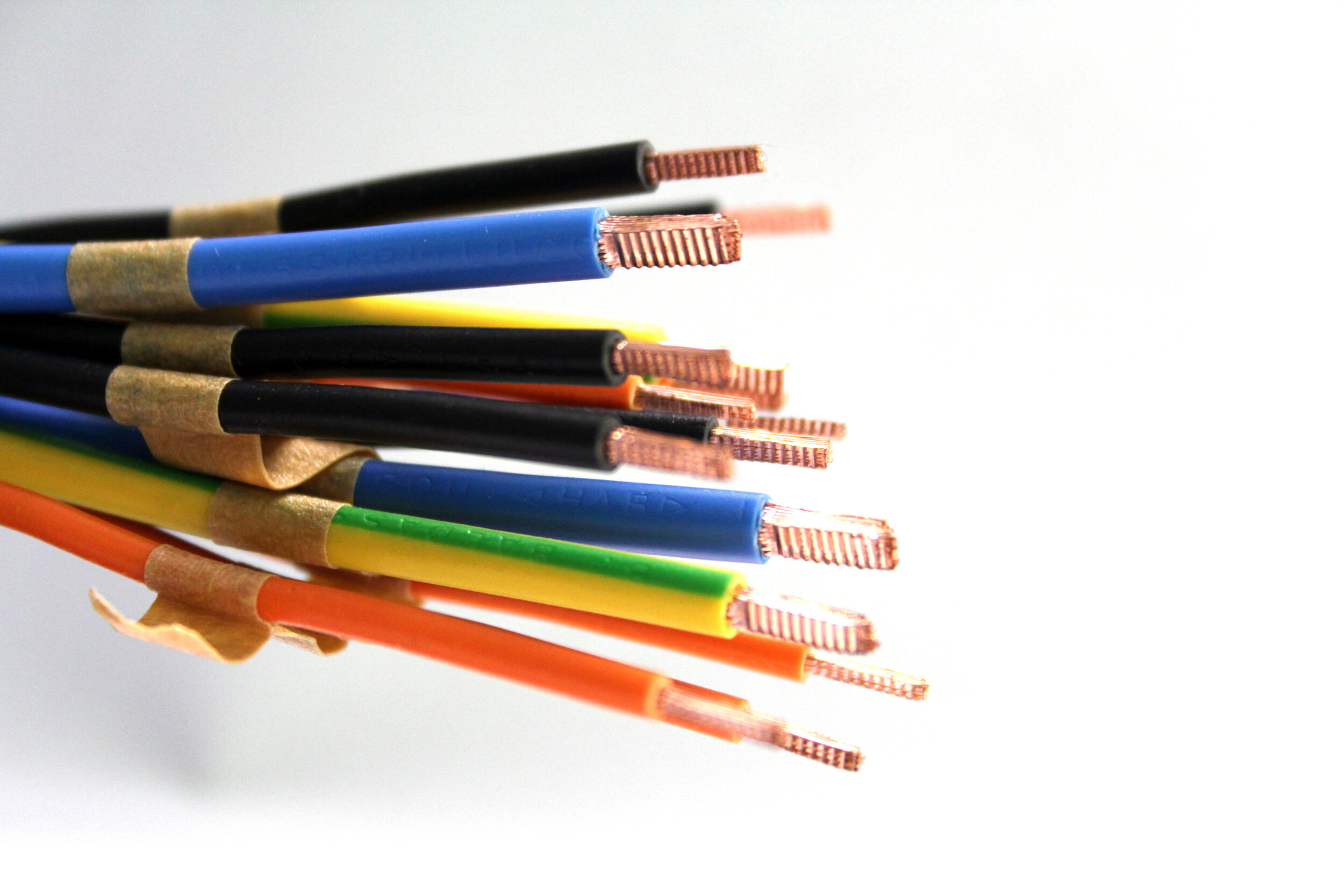 Ultraschallverdichtete Drahtenden können den Einsatz von Aderendhülsen vielfach ersetzen.