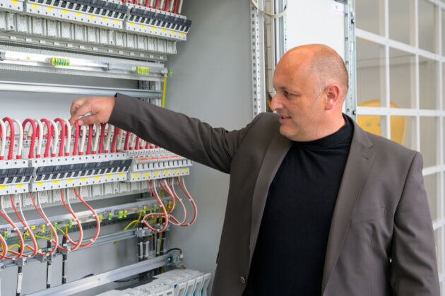 Bild 4 | Alois Heimler, Business Development Manager Automotive & Strategic Marketing LA EMEA bei Lapp, hat den Aufbau der Serienfertigung und der Testanlage maßgeblich unterstützt.