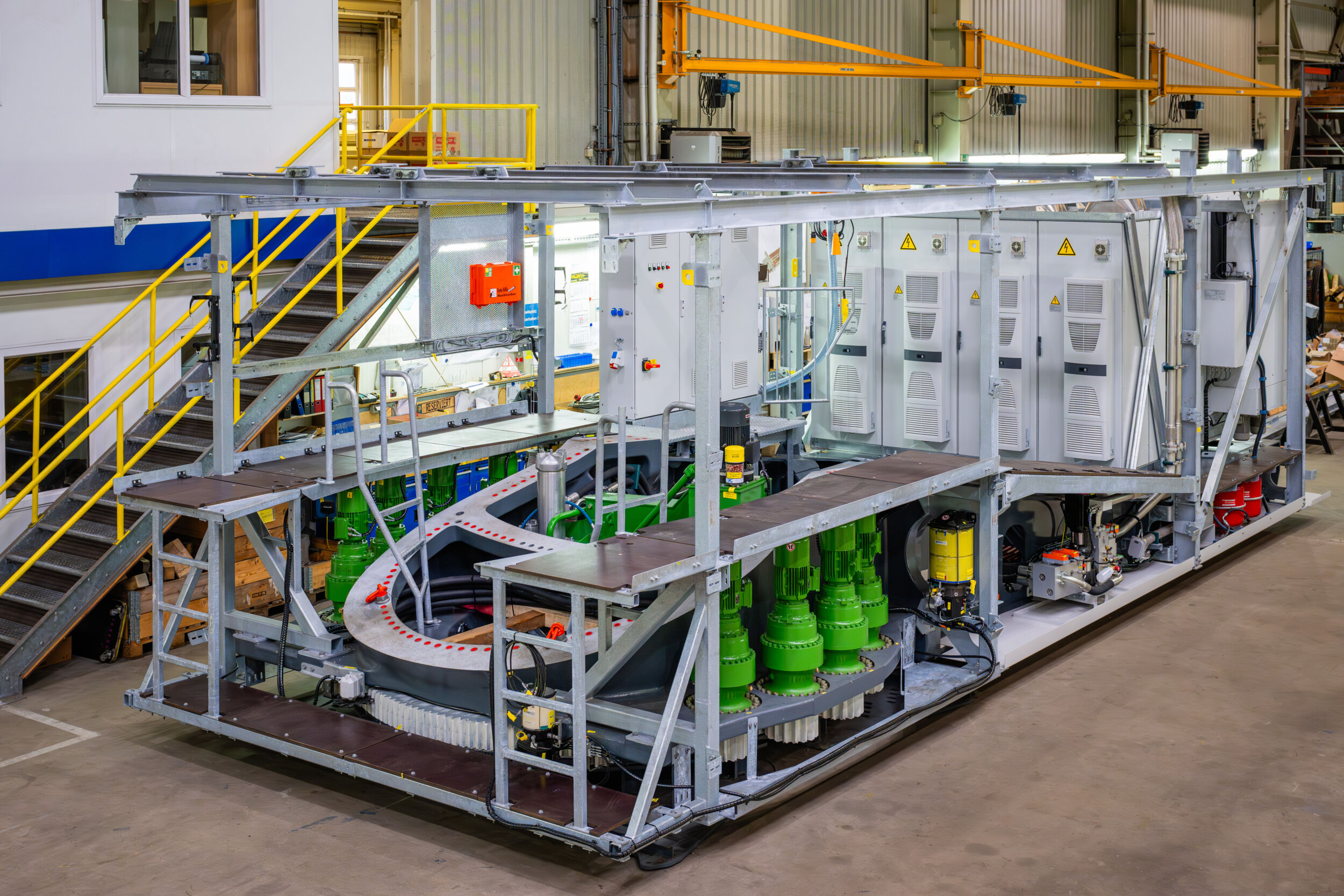 Bild 1 | Die speziell für hohe Vibrationsbelastungen ausgelegten IS2-Schaltschränke von ABB mit integriertem Erdbebenkit und die leistungsstarken Sace-Leistungsschalter bilden das Herzstück der Umrichtertechnik in der Gondel.