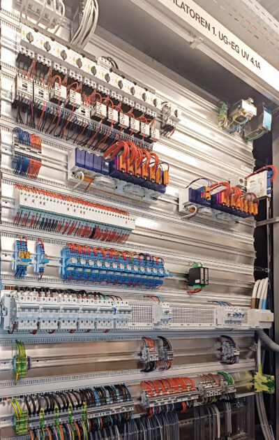 Bild 2 | Links der neue, halb so große Schaltschrank mit Airstream, rechts die auf zwei Schränke
verteilte alte Steuerung mit Montagetafel.