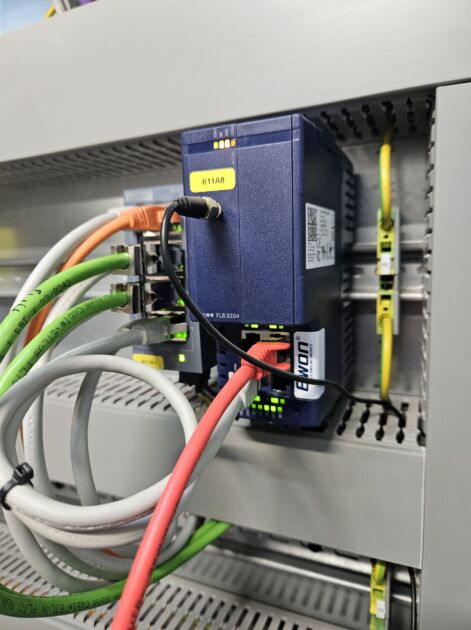 Bild 2 | Je nach individuell vereinbartem Service-Paket fällt die Wahl entweder auf ein Ewon Cosy+ oder Ewon Flexy-Kommunikationsgateway. Bei älteren Bestandsanlagen wird im Zuge von Retrofit-Maßnahmen die Fernzugriffsmöglichkeit nachgerüstet.