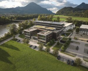 Bild 1 | Direkt am Inn: das Firmengebäude des Küchengeräte-Herstellers Bora im österreichischen Niederndorf.