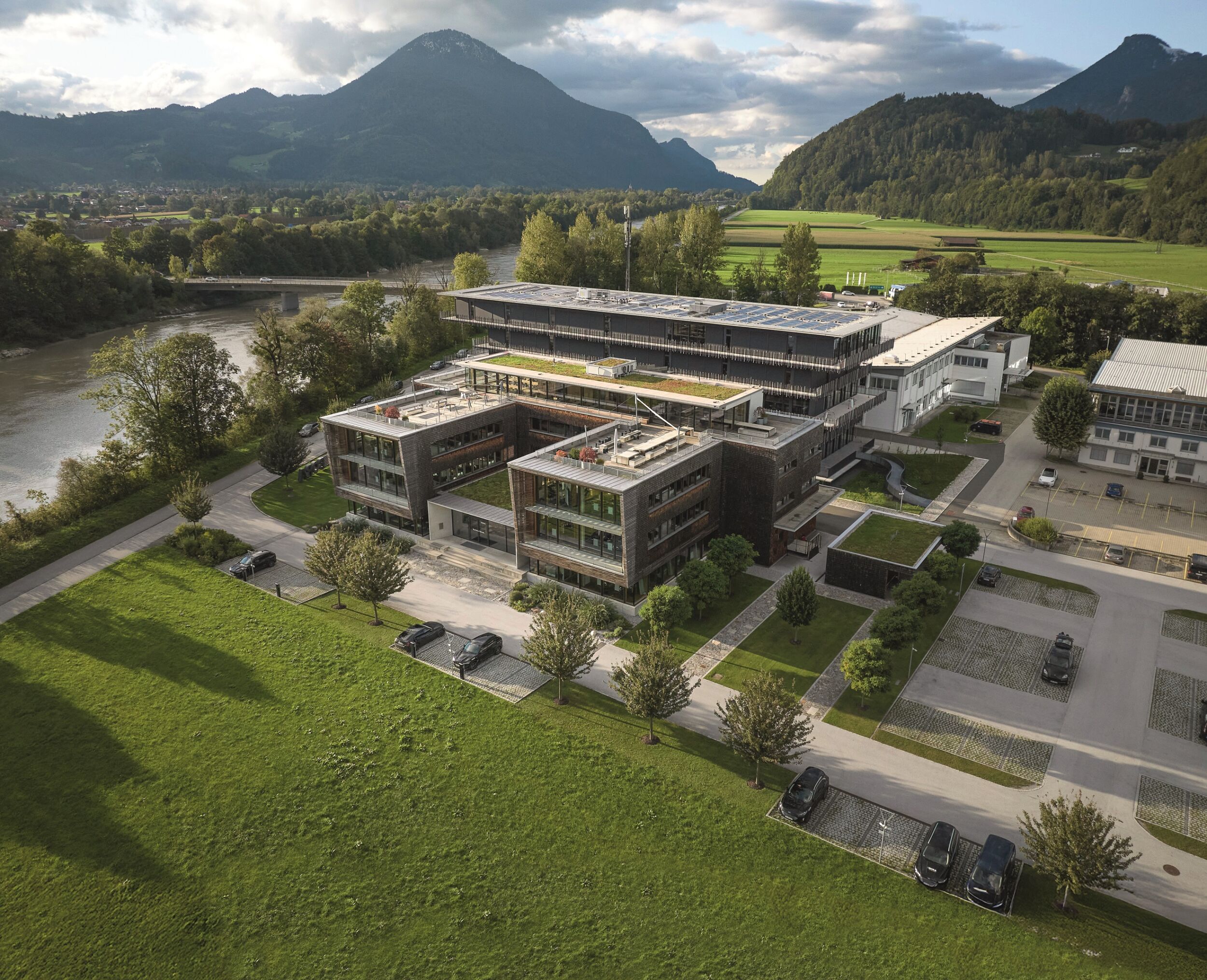 Bild 1 | Direkt am Inn: das Firmengebäude des Küchengeräte-Herstellers Bora im österreichischen Niederndorf.