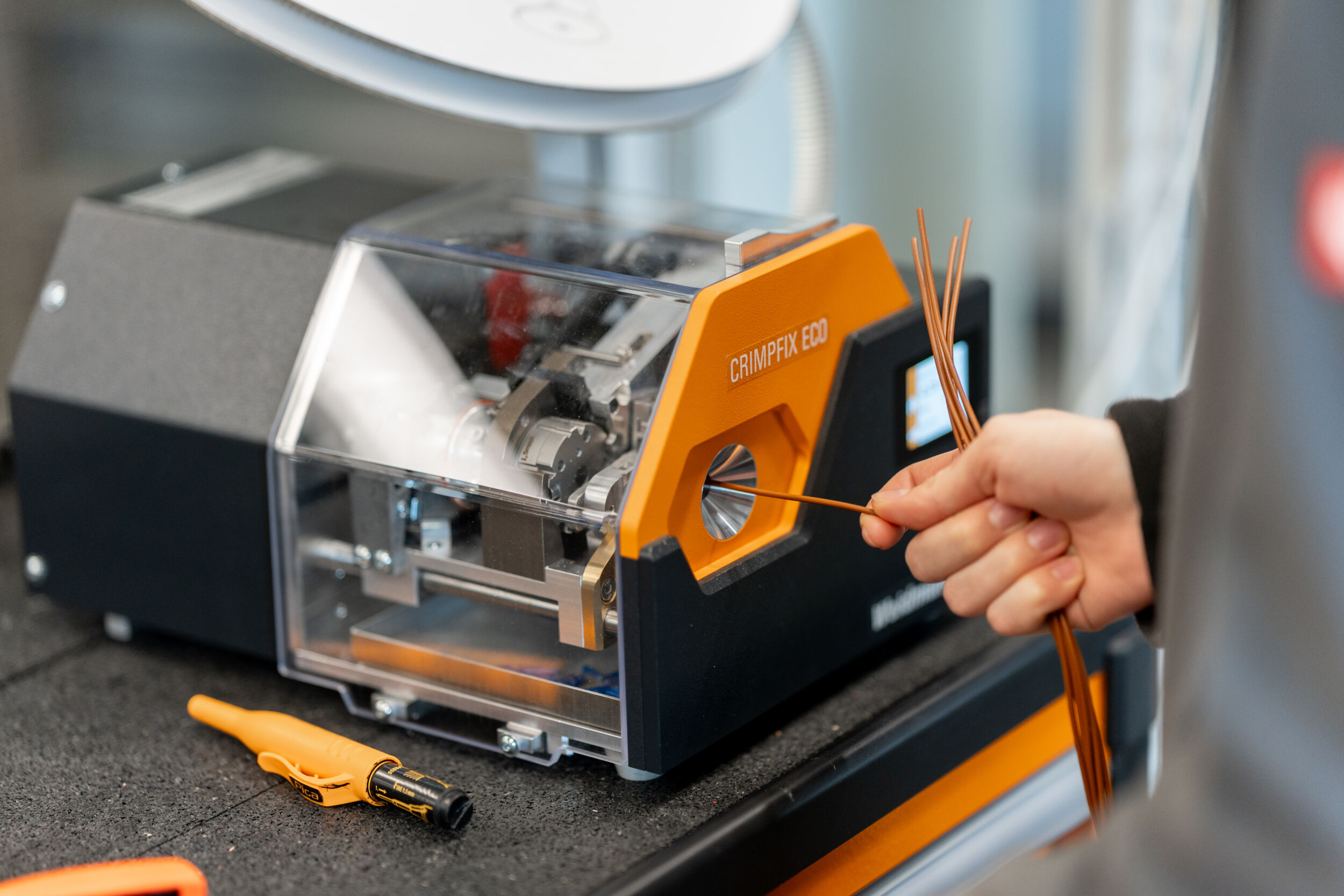 Bild 1 | Einsatz des Crimpfix Eco bei S&A - effizientes und flexibles Crimpen von Aderendhülsen im Schaltschrankbau