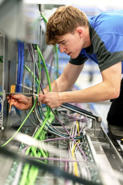 Bild 2 | Montagearbeiten an einer Kartoniermaschine bei Uhlmann Pac-Systeme.