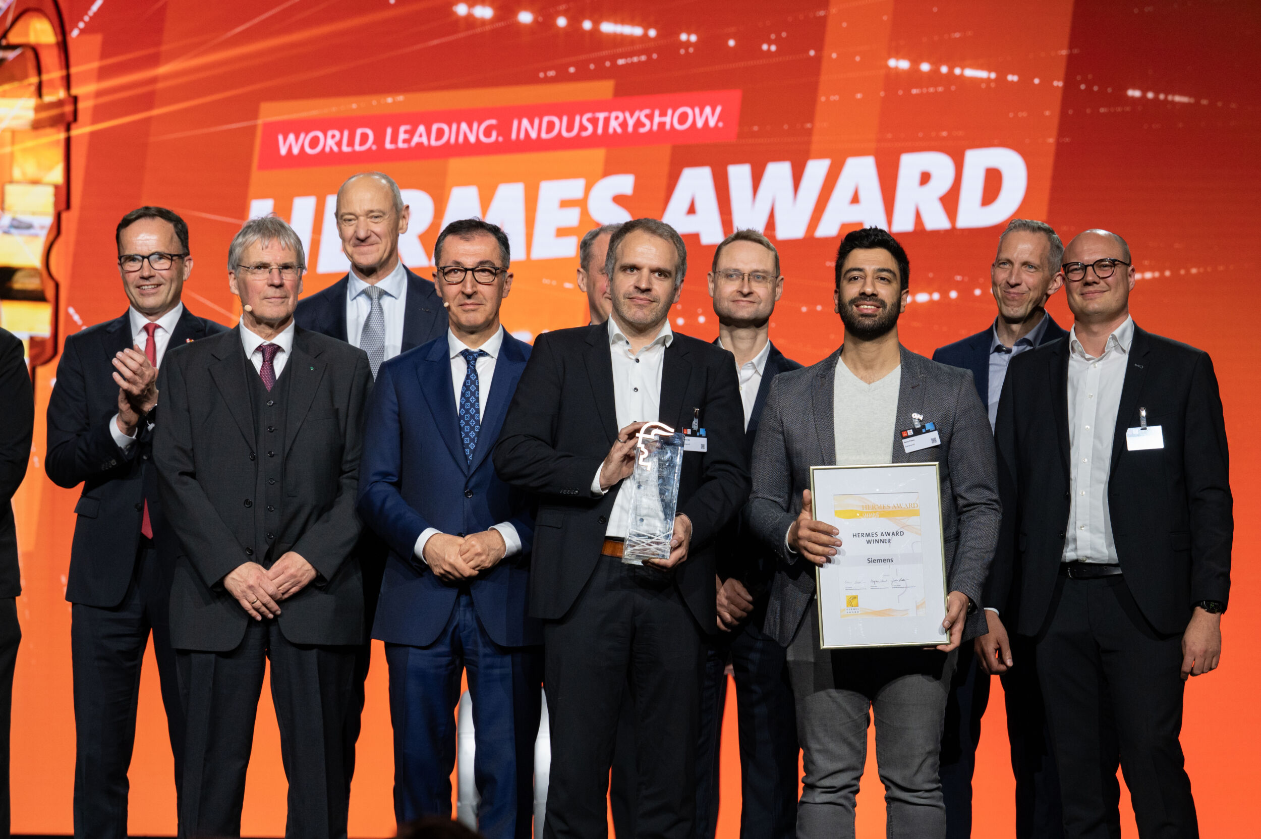 HANNOVER MESSE 2025, Eröffnungsfeier, HERMES AWARD, winner: Siemens Übergabe Cem Özdemir, Bundesforschungsminister