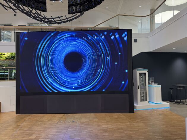 Bild 2 | Der Einsatz eines Sentron ECPD zur Absicherung der großen LED-Wand im Foyer des Amberger Siemens-Besucherzentrums The Impulse spart nicht zuletzt 9.000 Kilowattstunden Strom im Jahr ein.