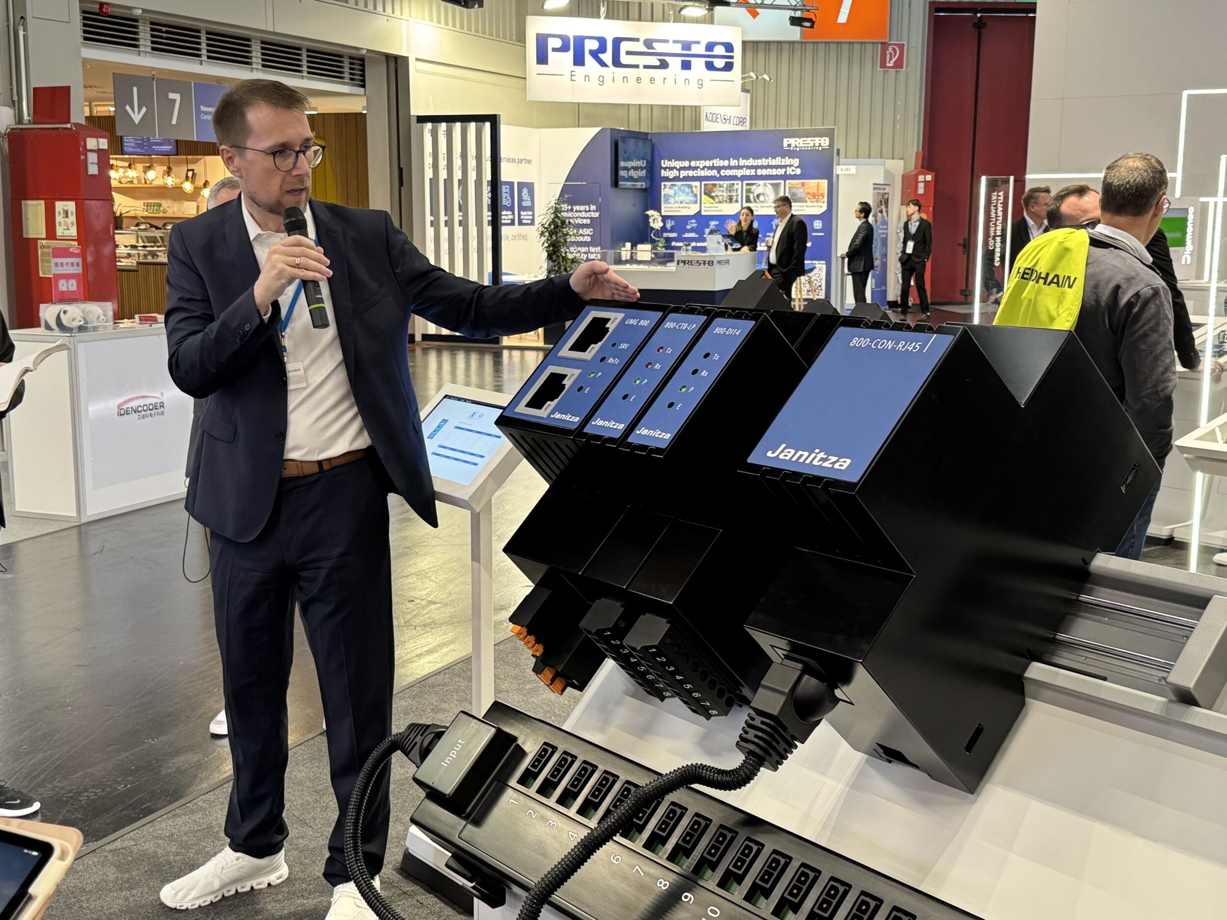 Bild 1 | Thomas Hilbig erläutert am SPS-Messeexponat die Möglichkeiten des Netzanalysators UMG 800.