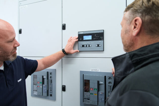 Bild 3 | Dennis Tatje erklärt die Funktion der Umschalteinheit HZI855.