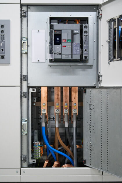 Für die selektive Absicherung der Stromkreise sorgt der offene Leistungsschalter HW1.