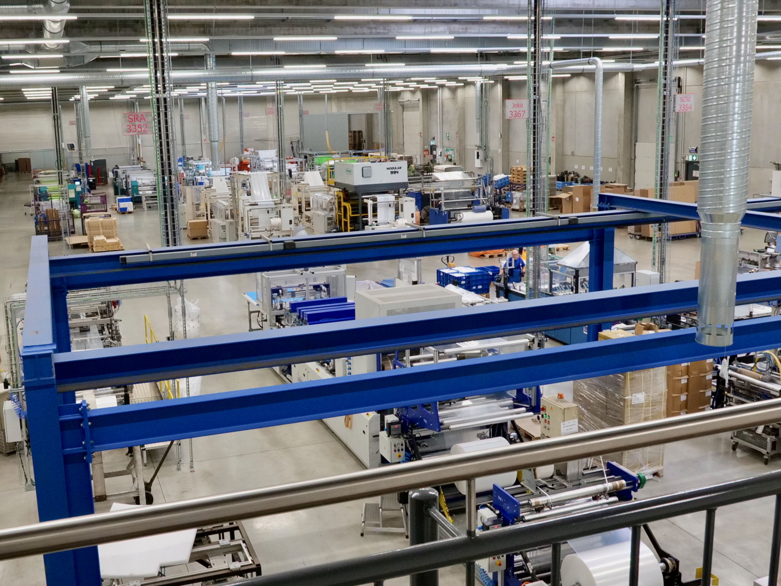 Bild 1 | In der modernen Produktionshalle laufen Fertigung und Materialfluss strukturiert und effizient zusammen.