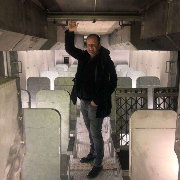 Jochen Schürgens,
Geschäftsführer von Fire Go, im Flugzeugmodell.