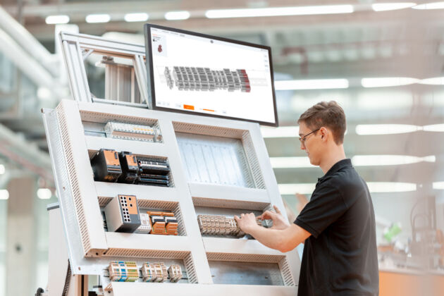 Bild 2 | Effiziente Klemmenleisten-Montage in der Produktion mit Hilfe des Online Configurators.