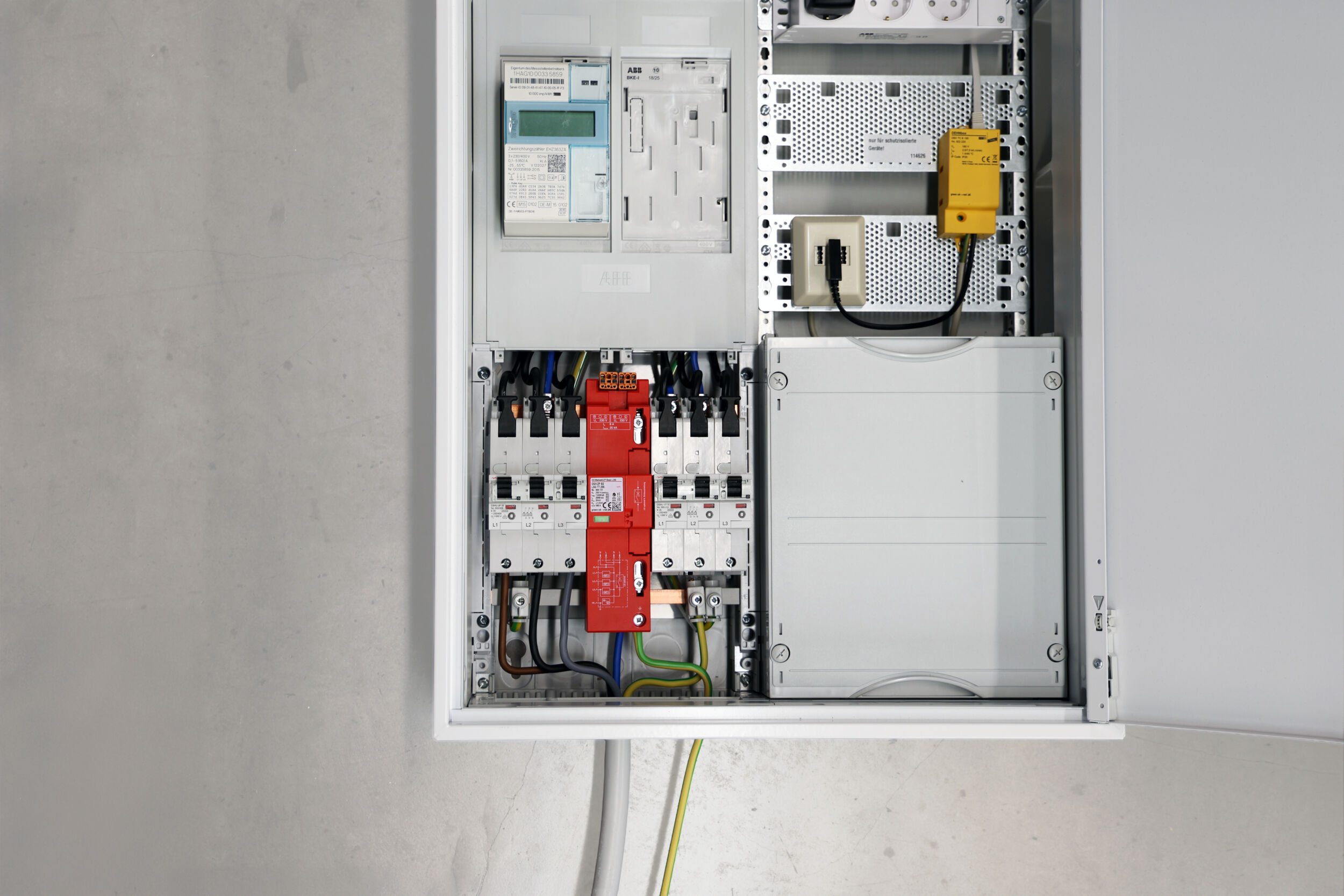 Komplettpaket für mehr Schutz und Komfort im netzseitigen Anschlussraum: Das Bundle von Dehn.