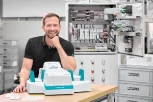 Bild 1 | Kartenmaterial effizient kennzeichnen mit dem neuen UV-Inkjet-Drucker Bluemark E.Card