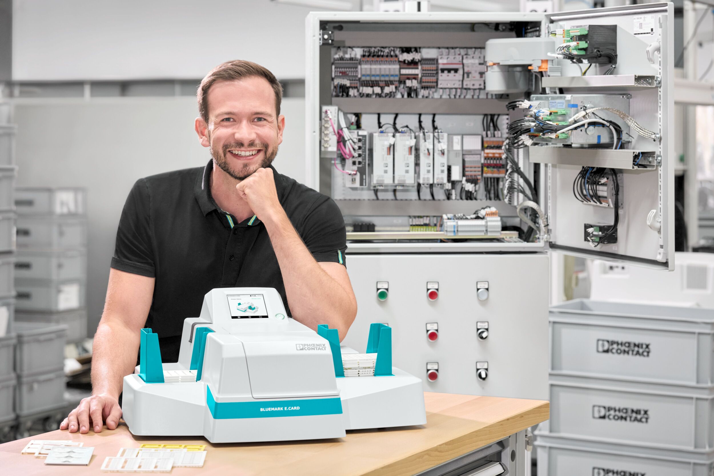 Bild 1 | Kartenmaterial effizient kennzeichnen mit dem neuen UV-Inkjet-Drucker Bluemark E.Card