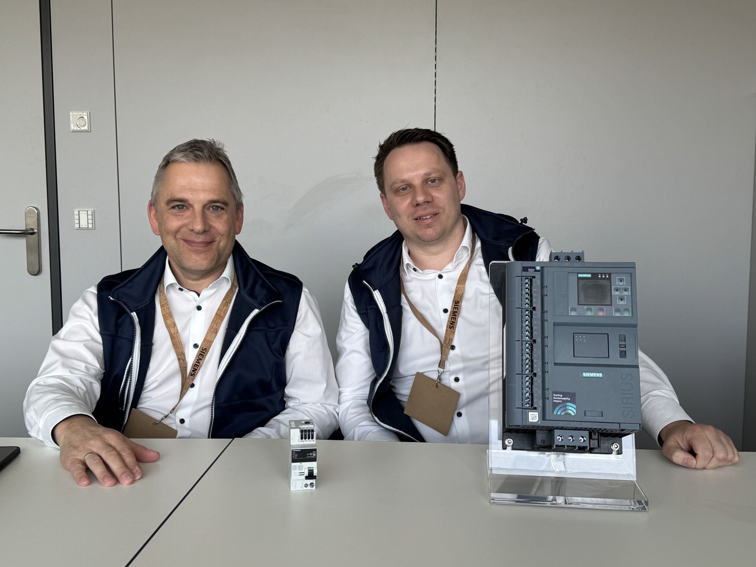 Bild 1 | Im Gespräch mit der SCHALTSCHRANKBAU-Redaktion im Rahmen der Light + Building in Frankfurt stellten Christian Albrecht (links) und Christopher Warter die neuen Siemens-Lösungen vor.