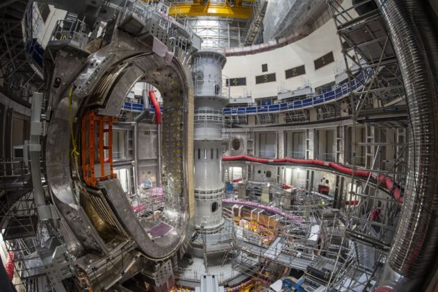 Bild 3: Der Magnet des torusförmigen Tokamak-Reaktors wird bis zu 500 Sekunden lange Magnetpulse erzeugen und das eingeschlossene Plasma auf eine Temperatur von 150 Millionen Grad erhitzen.