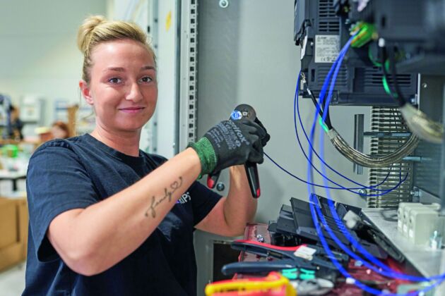 Bild 2 | Eine effiziente Kabelkonfektionierung erfordert hohe Präzision und Geschwindigkeit.
Bei Trips sind Frauen die treibende Kraft in diesem Bereich.