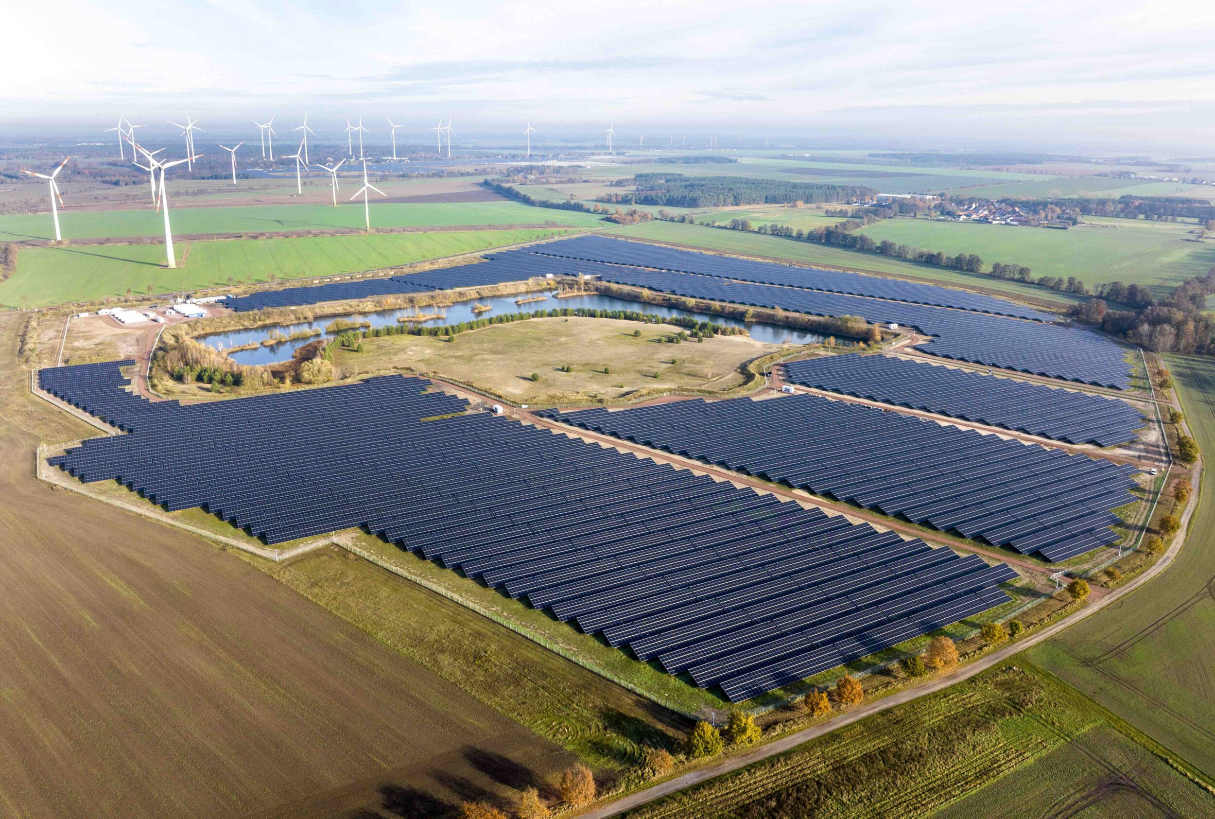 Bild 1 | Der Solarpark in Zerbst mit angeschlossenem Batteriespeicher auf dem Gelände einer ehemaligen Kiesgrube.