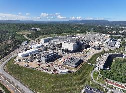 Die Luftaufnahme von 2025 veranschaulicht eindrucksvoll die Ausmaße des Iter-Fusionsreaktors in Südfrankreich.