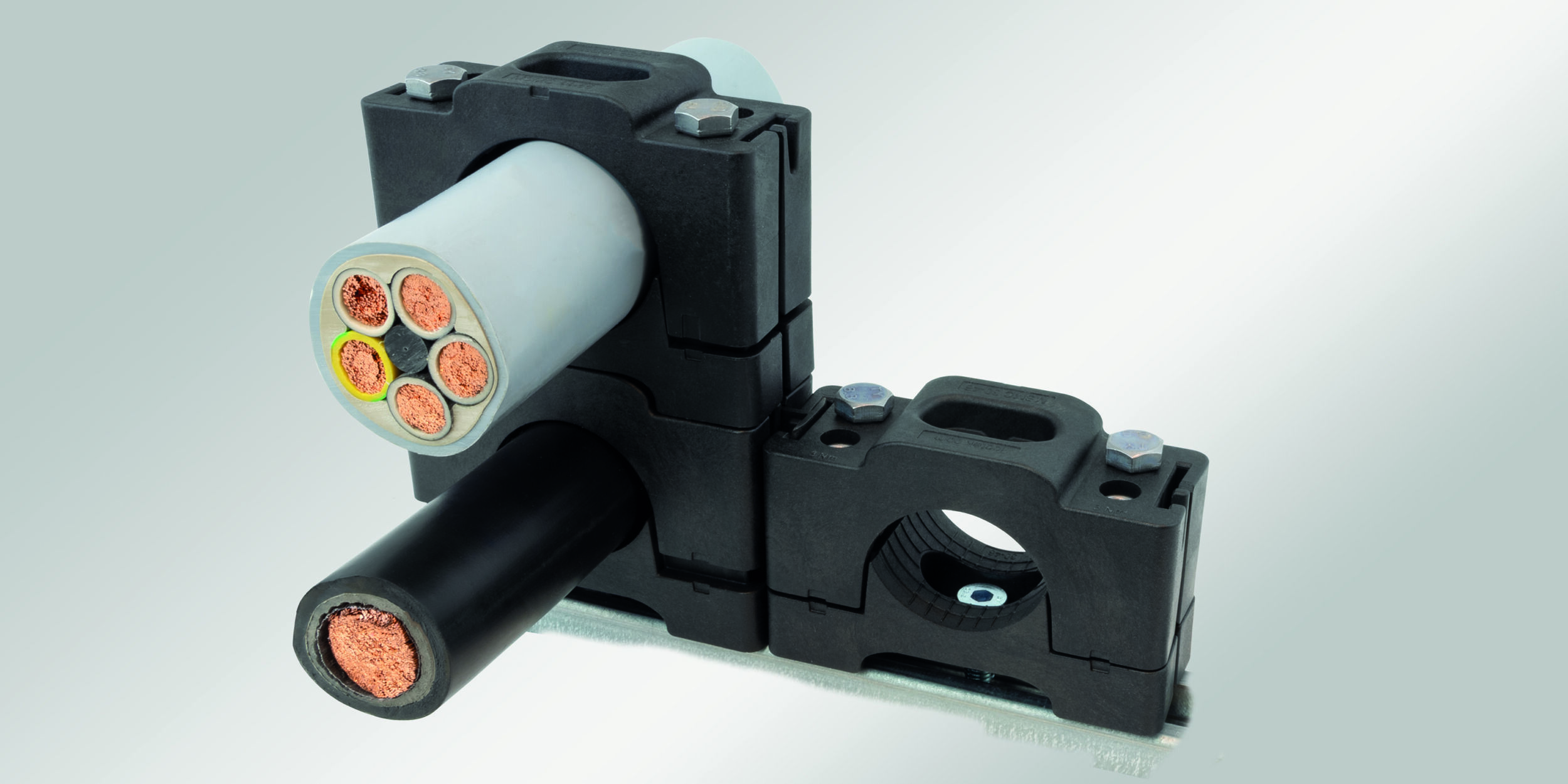 Die modular stapelbare Kabelschelle MSMC von Icotek ermöglicht eine schnelle und sichere Kabelbefestigung bei variablen Leitungsdurchmessern bis zu 55mm - für noch mehr Flexibilität sorgen neue Features wie Vibrationsdämpfung und Kurzschlussfestigkeit.