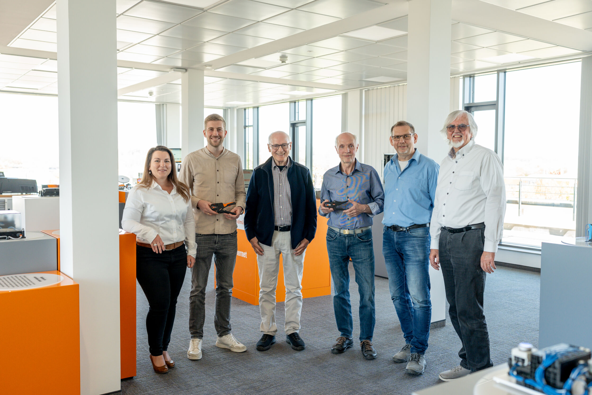 Bild 2 | Gruppenbild des Stripax-Teams (v.l.n.r.): Kerstin Bochnik (Produktmanagerin Handwerkzeuge), Tobias Arens, Hartmut Schmode, Rainer Schulze (alle Entwickler Handwerkzeuge), Christian Heggemann (Teamleiter Entwicklung Handwerkzeuge und ehemals Stripax-Entwickler) sowie Detlev Klaas (ehemaliger Produktmanager Handwerkzeuge)