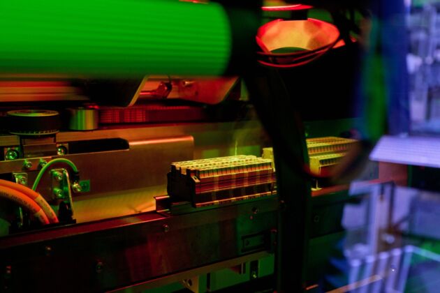 Bild 4 | Parallelisierte Prozesse statt Stillstand: Während eine Klemmenleiste beschriftet wird,
wird zeitgleich die nächste Tragschiene bestückt.