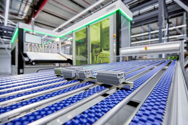 Durchgängig und strukturiert bis zum Schluss: Die gefertigten Klemmenleisten werden nach dem First-In-First-Out-Prinzip automatisiert ausgegeben.