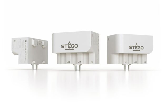 Smart Sensor Strom ESS 076 (dreiphasige Ausführung) von Stego. Der Sensor misst Wechselströme kontaktlos in allen drei Phasen und ermöglicht kontinuierliches Energie- und Leistungsmonitoring in industriellen Anlagen.