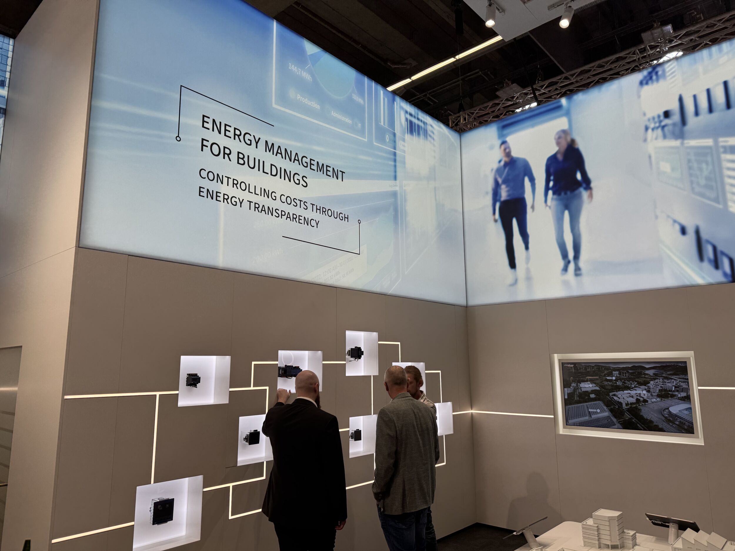 Bild 1 | Auf der Light + Building zeigte Janitza Lösungen für effizientes, sicheres und transparentes Energiemanagement in Gebäuden und Infrastrukturen.