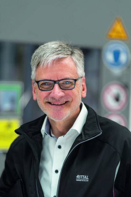 Ralf Schneider, Leiter Solution Sales Klimatisierung bei Rittal: "Unser Ziel ist, es unseren Kunden so einfach wie möglich zu machen. Daher haben wir unsere neuen Produkte so entwickelt, dass sie nahezu die gleichen Leistungsdaten, Abmessungen und Ausschn