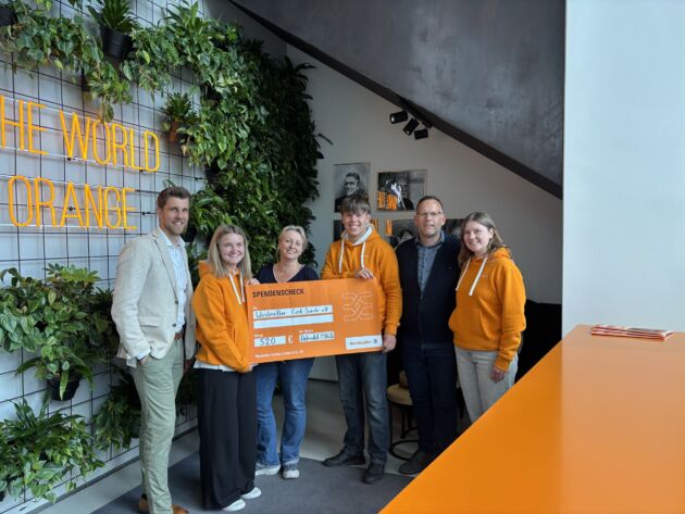 Die Auszubildenden Nora Wedel (2. v. l.) und Thilo Meier (3. v. r.) sowie die Ausbilderin Janja Neuhaus (rechts im Bild) übergaben den Spendenscheck in Höhe von 520 Euro an den Weidmüller Cent-Spende e. V., vertreten durch Marcel Diekmeyer (links im Bild)