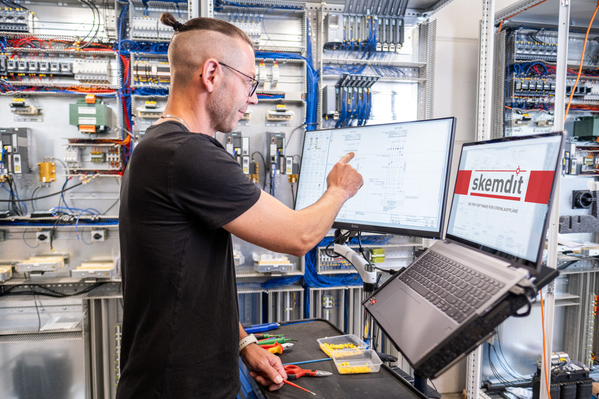 Bild 1 | Stromlaufpläne digital bearbeiten - direkt vor Ort, ohne Papier: Skemdit unterstützt Schaltschrankbauer, Maschinenbauer und Instandhalter bei der effizienten Arbeit mit PDF-Stromlaufplänen.