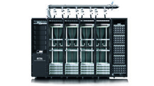 Bild 1 | Im Sidecar bringt Rittal die Energieversorgung unter - klar getrennt vom Server-Rack: Unter Einsatz der roten Sammelschienen-Systemplattform RiLineX verteilt das Sidecar den Fluss von Gleichstrom in den Anlagen.