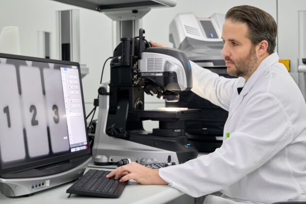 Bild 2 | Dr. Michael Peter bei der Qualitätskontrolle des nachhaltigen Klemmenmarkers UCT-TM