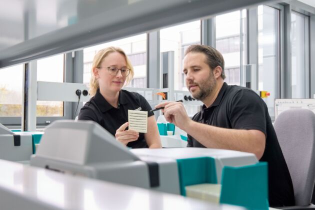 Bild 3 | Dr. Michael Peter und Manuela Paus arbeiten bei Phoenix Contact an nachhaltigen Markierungslösungen.