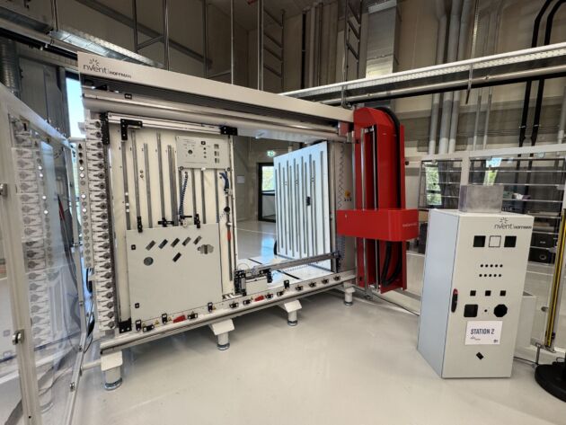 Bild 4 | Das ModCenter von nVent Hoffmann zur vollautomatischen Gehäusebearbeitung erhält seine Daten vom digitalen Zwilling des jeweiligen Projektes.