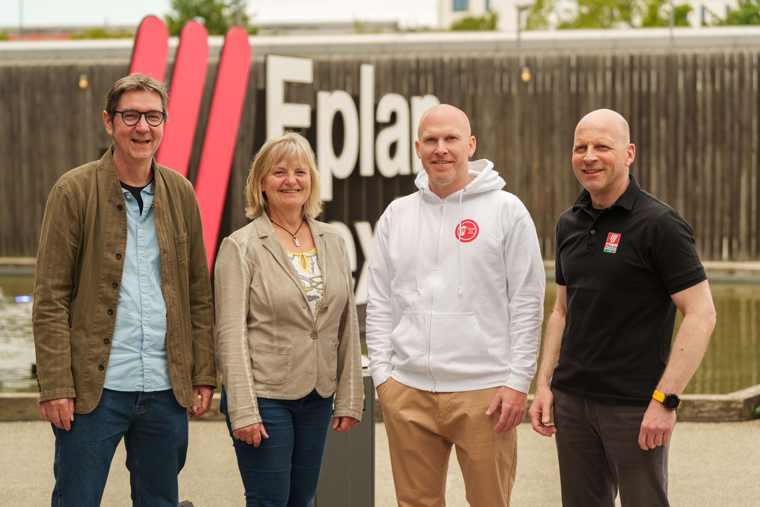 Bild 1 | Praxis trifft Plattformstrategie: Kai Hennings (3.v.l.) und Thomas Michels (r.) diskutierten mit Jürgen Wirtz (l.), Chefredakteur SCHALTSCHRANKBAU, und Ines Stotz (2.v.l), Redakteurin SPS-MAGAZIN, über die Zukunft des Engineerings.