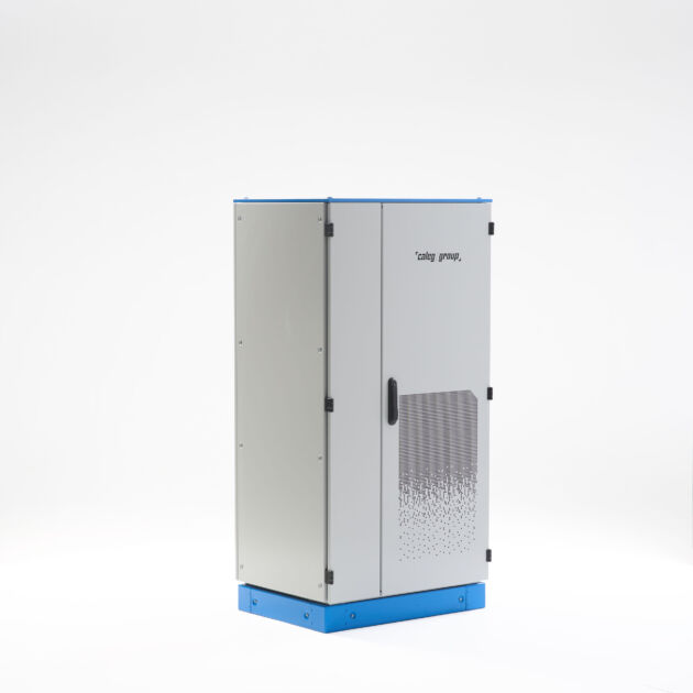 Bild 1 | Der doppeltürige Gestellschrank Uniframe steht für die flexible und robuste Gehäusetechnik der Caleg-Group und lässt sich dank seines modularen Aufbaus vielfältig an individuelle Anforderungen anpassen.