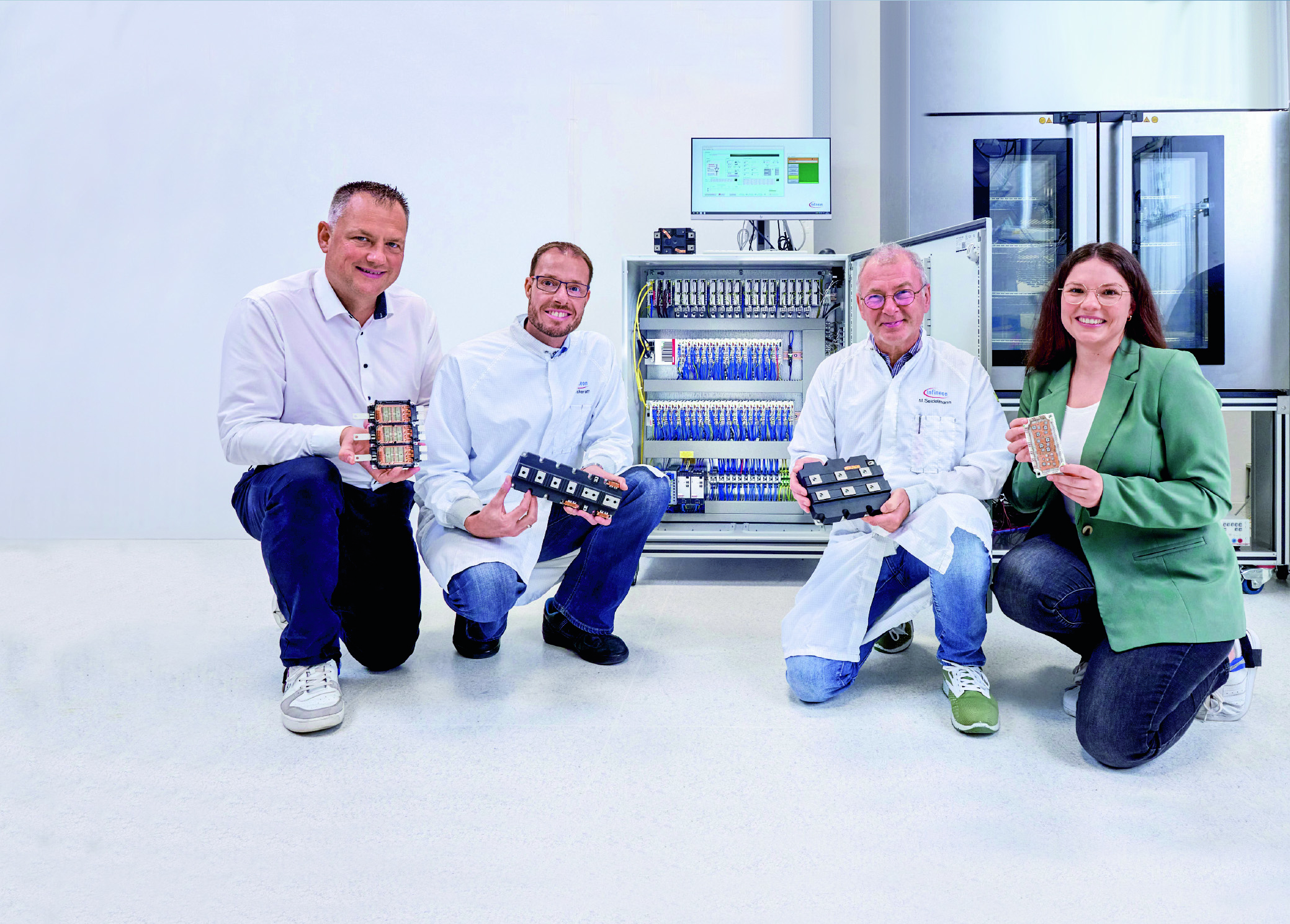 Bild 1 | Christian Lindemann, Produktmanager I/O bei Beckhoff, Dr. Martin Roeckerath, Leiter des Prüflabors für Halbleiter, und Martin Seidelmann, Prüfingenieur Prüfstandstechnik (beide Infineon), sowie Antonia Kuhn, Vertrieb Beckhoff, vor dem Prüfstand (v.l.n.r.)