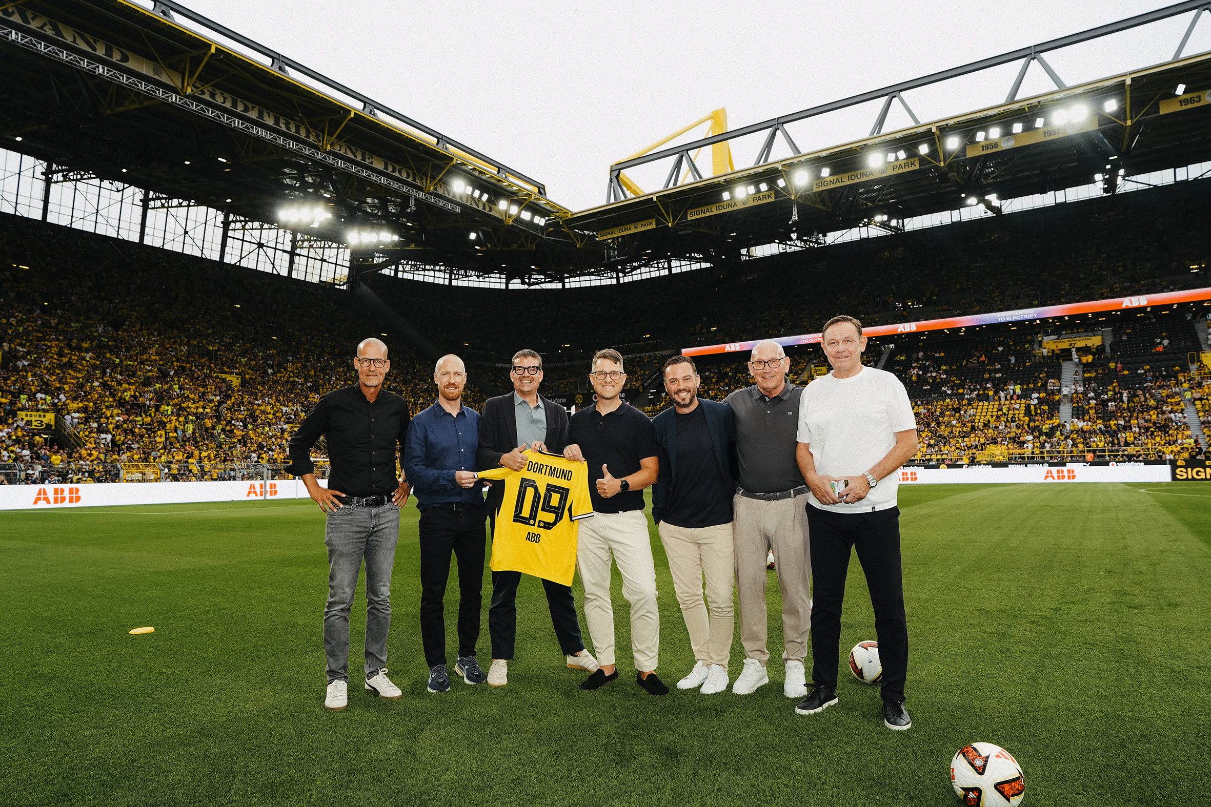 ABB und Borussia Dortmund vertiefen ihre Zusammenarbeit im Rahmen einer strategischen Energy Management Partnerschaft. (v.l.n.r. Carsten Cramer, BVB; Benjamin Scholz, BVB; Mark Zwerner, ABB; Dr. Stefan Rohrmoser, ABB; Dr. Frederic Nimmermann, ABB; Thomas