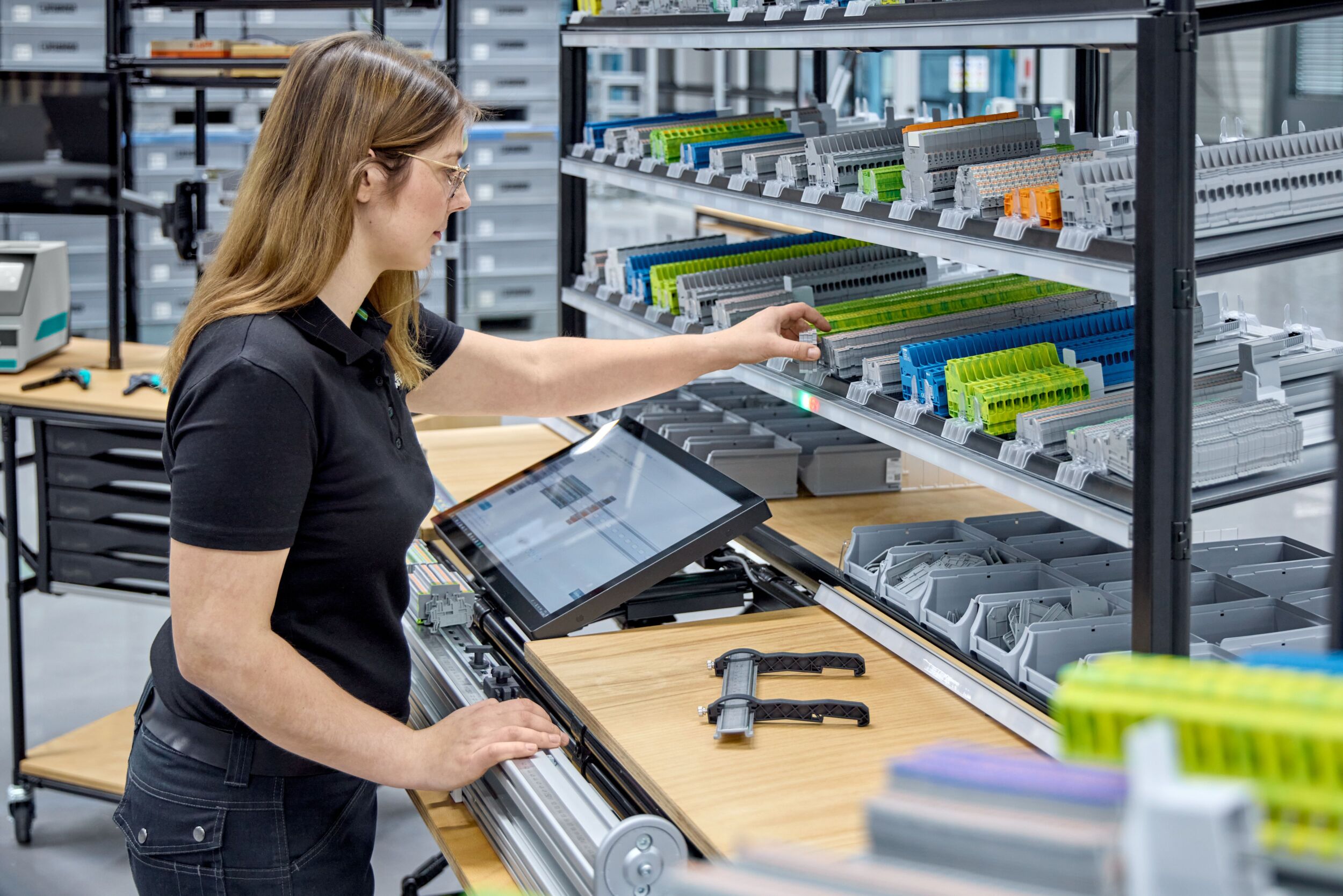 Bild 1 | Weniger suchen, effizienter bestücken: Strukturierte Arbeitsplatzsysteme mit digitaler Werkerassistenz sorgen für schnellere und sichere Abläufe bei der Montage.