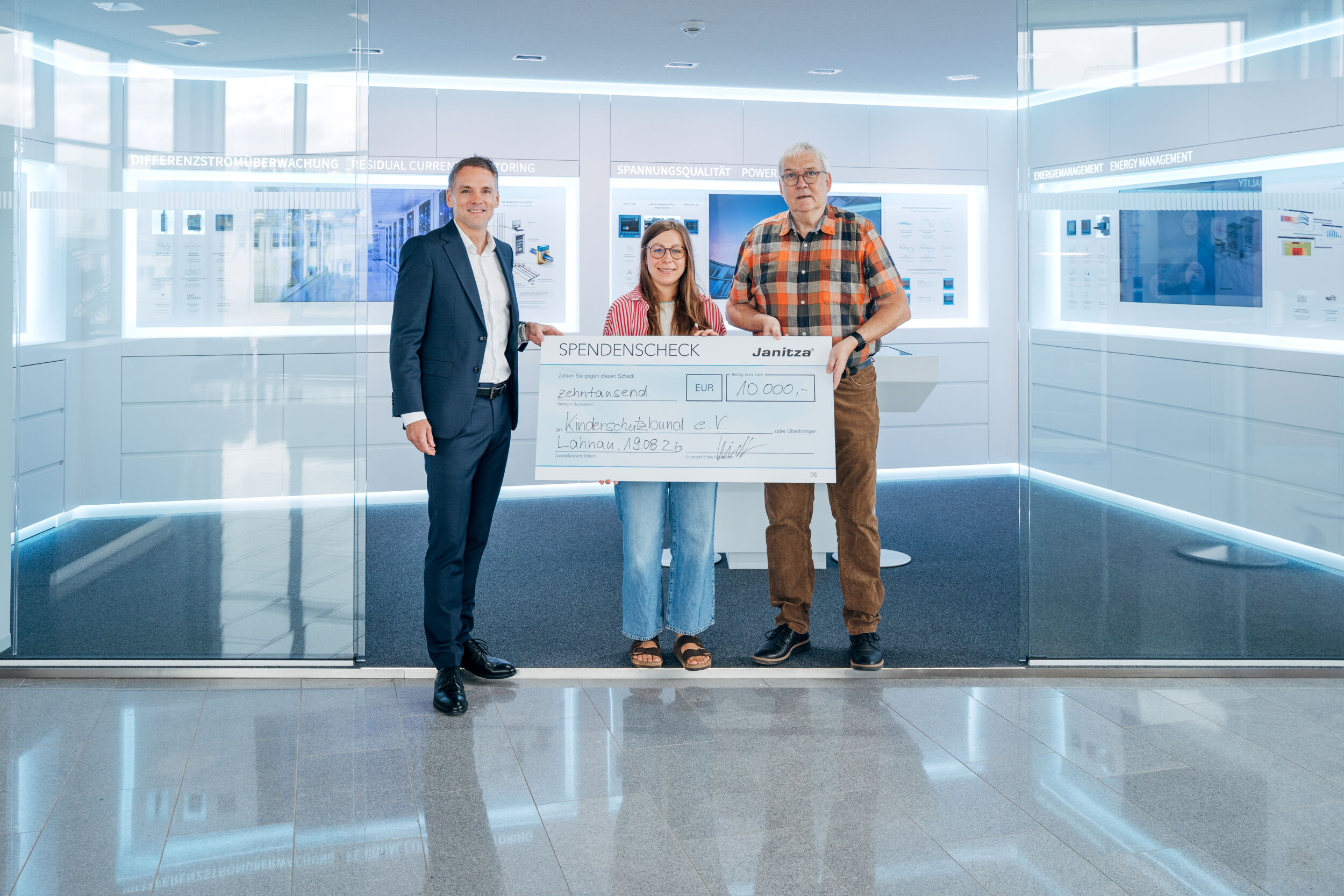 Alexander Veidt (CEO bie Janitza) überreicht die Spende an Frau Paula Valentin (ehrenamtliches Mitglied beim Kinderschutzbund Lahn-Dill/Wetzlar) und Herrn Thomas Willführ (ehrenamtliches Vorstandsmitglied beim Kinderschutzbund Lahn-Dill/Wetzlar)