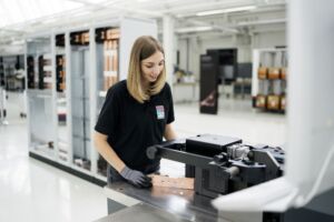 Bild 1 | Das Bending Terminal BT 20E hat aufgrund seiner Servoelektrik einen bis zu 54 Prozent geringeren Energieverbrauch im Vergleich zu einer Anlage mit hydraulischem Antrieb.
