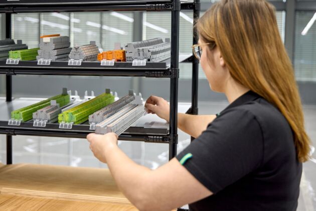 Flexibel bestückt, übersichtlich angeordnet: Der modulare Magazinbaukasten sorgt für Ordnung am Arbeitsplatz und lässt sich flexibel an die jeweiligen Anforderungen anpassen.