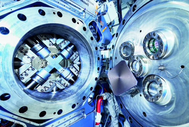 Bild 3 | In den Kammern der insgesamt vier Prüfstände werden die Materialproben während der Versuche unter Zugabe von Gasgemischen und Feuchtigkeit mittels Laser auf bis zu 1.400°C erhitzt.
