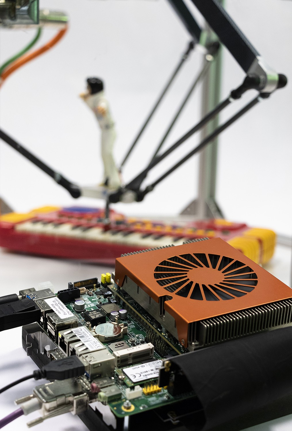 Virtualisierte Embedded Computing-Plattform lässt Roboter Klavier spielen