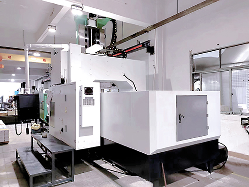 Mit der neuen Schälmaschine können nun Hochleistungskühlkörper mit noch höheren und feineren Rippen sowie minimierten Abständen zwischen den Rippen als bisher produziert werden