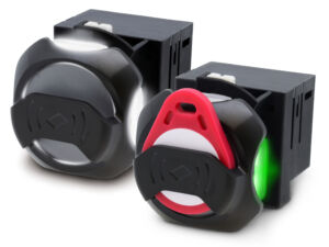 Das RFID-Lesegerät der KW2D-Serie von APEM/IDEC ermöglicht eine sichere Identifikation und Zugangskontrolle. Es unterstützt verschiedene RFID-Tags und kontaktlose Karten und bietet optische sowie akustische Statusanzeigen für eine intuitive Bedienung.